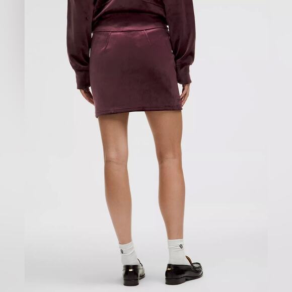 Lululemon Scuba High-Rise Mini Skirt
Velvet Garnet Size M Luxurious Soft - Picture 2 of 8